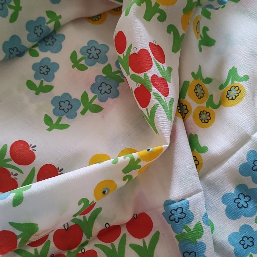 VTG Flower Power polyester/cotton blend fabric 44x54 1/2